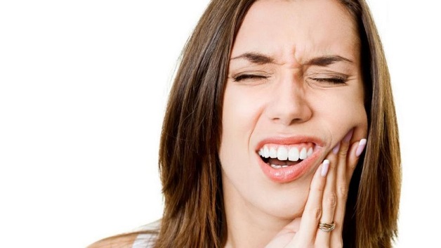 Triệu chứng điển hình của viêm xoang hàm trái đó là đau âm ỉ ở vùng mặt, đặc biệt là bên má trái