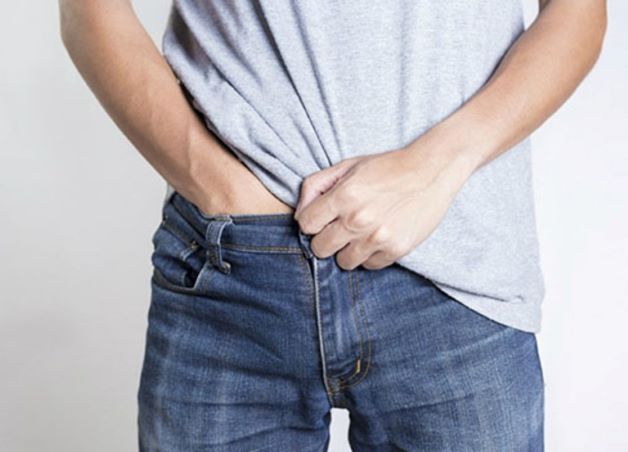 Nam giới bị hẹp bao quy đầu: Đây là tình trạng mà lớp bao da quy đầu bó chặt vào quy đầu, chỉ để hở một chút. Lúc này, người bệnh cần phải tác động cắt bao quy đầu thì mới tụt lớp da xuống được.