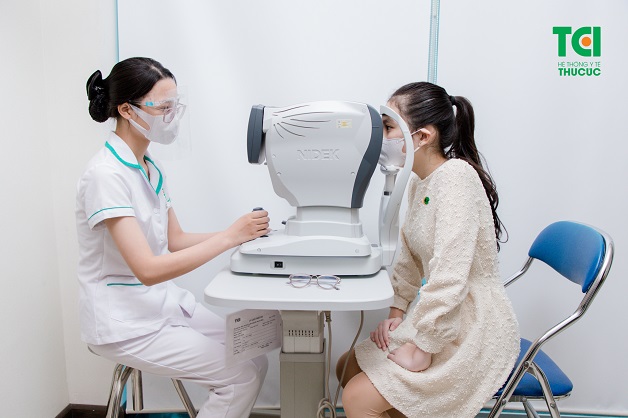Khám mắt định kỳ cho trẻ là việc làm vô cùng vần thiết