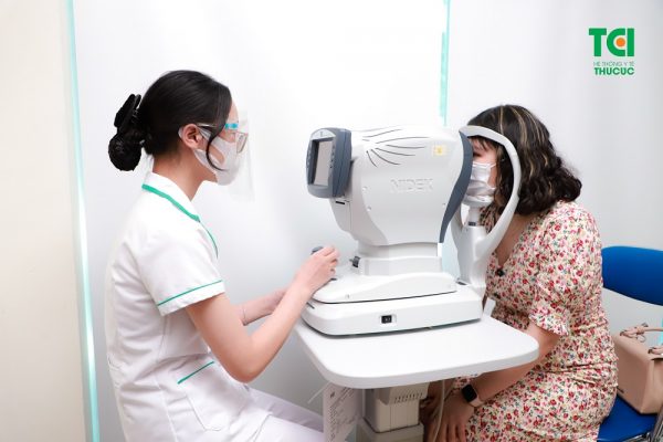 đau mắt hột