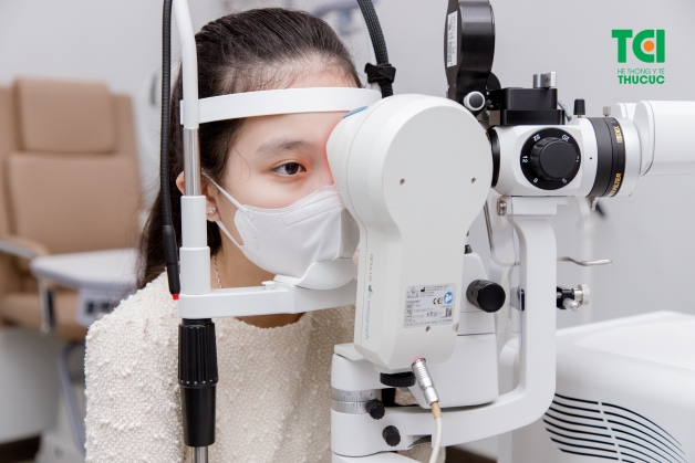 Biểu hiện của bị cận dễ nhận biết nhất đó là nếu như bị tật cận thị, bạn sẽ gặp khó khăn khi đọc các thông tin biển báo nằm trên đường hoặc nhìn các vật khác ở vị trí xa