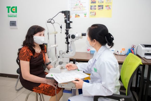 Những triệu chứng của bệnh đục thủy tinh thể điển hình như là nhìn mờ, nhạy cảm với ánh sáng, khó quan sát vào ban đêm,...