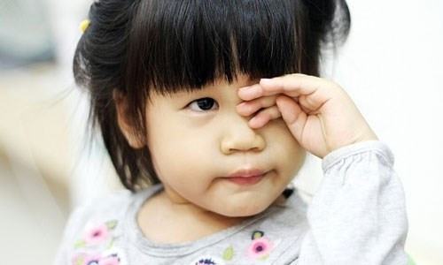 trẻ thường dụi mắt khi mắc tật khúc xạ