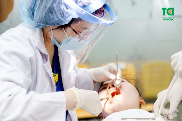 Tình trạng áp xe răng nặng, nghiêm trọng cần được điều trị tại nha khoa bằng các thủ thuật chuyên khoa