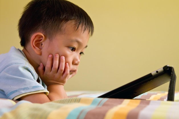 Ánh sáng được phát ra từ màn hình có tác động trực tiếp tới các tế bào biểu mô sắc tố võng mạc