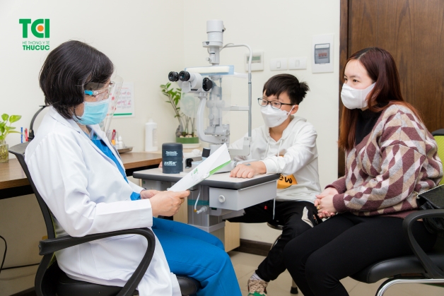 Thăm khám mắt định kỳ là một trong những việc quan trọng bố mẹ cần lưu ý để bảo vệ thị lực cho trẻ