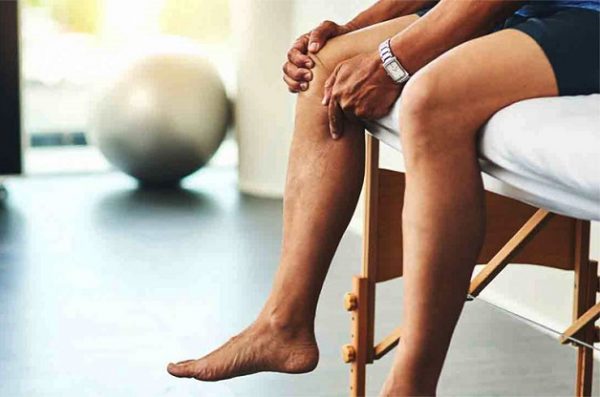Nên nghỉ ngơi, tránh hoạt động mạnh khi đau khớp gối