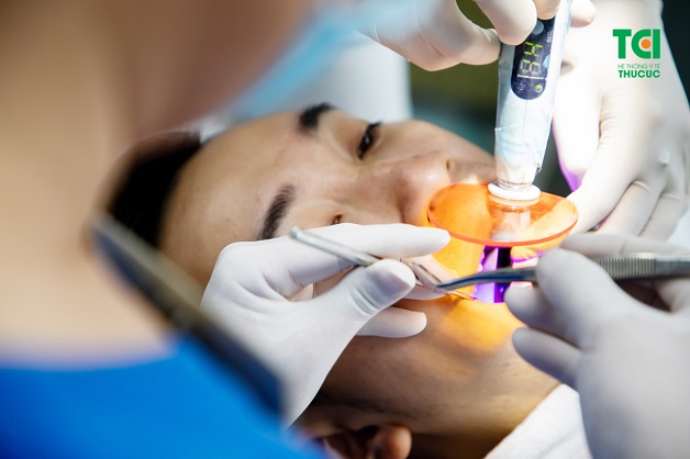 Khách hàng nhổ răng bằng công nghệ sóng siêu âm Piezotome tại Thu Cúc TCI