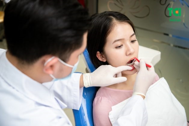 Khách hàng chỉnh nha bằng mắc cài kim loại tại Thu Cúc TCI