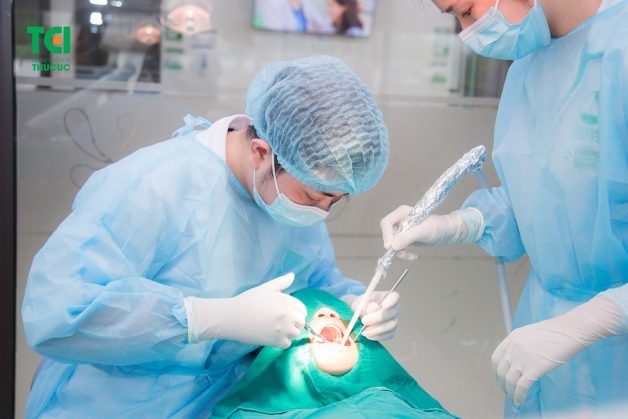 Công nghệ trồng răng Implant tại Thu Cúc TCI được thực hiện bởi đội ngũ bác sĩ đầu ngành