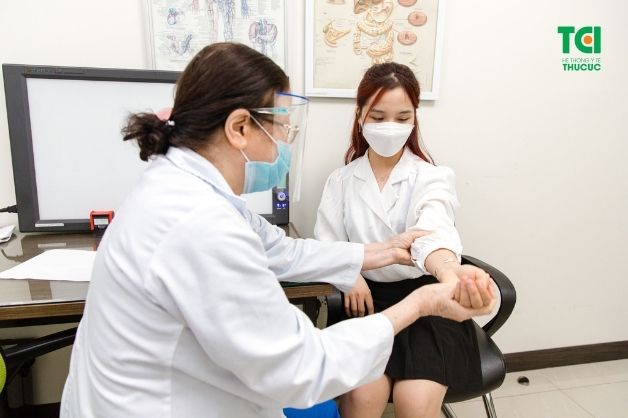 Bác sĩ cơ xương khớp thăm khám tình trạng viêm khớp dạng thấp ở bệnh nhân