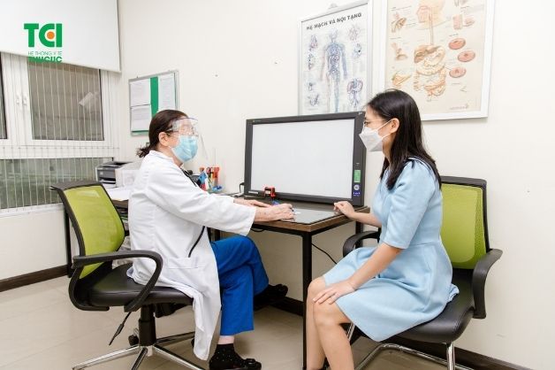Bác sĩ tư vấn điều trị thoái hóa cột sống cổ bằng phương pháp vật lý trị liệu phù hợp vời từng người bệnh