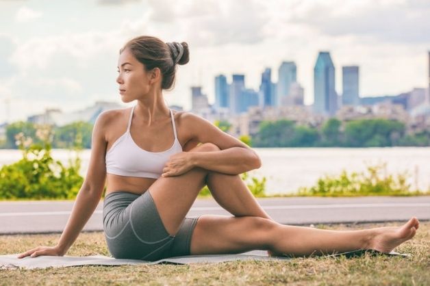 Bài tập yoga cho người thoái hoá cột sống cổ với tư thế ngồi xoay nửa người