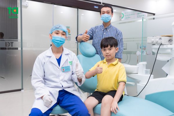 bé sâu răng sữa