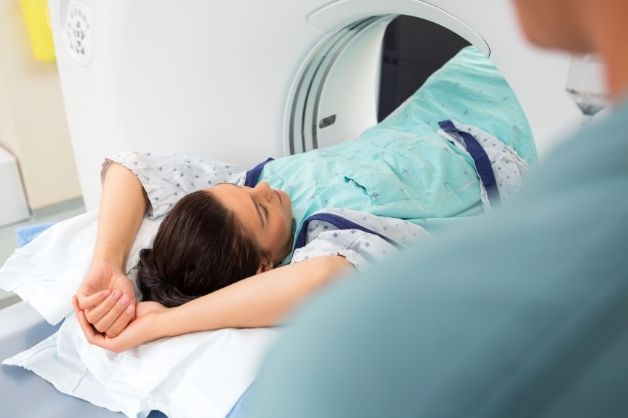 Bác sĩ chỉ định chụp CT sọ não đối với bệnh nhân nghi ngờ mắc chấn thương sọ não