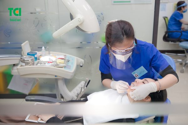 bọc răng sứ có đau không