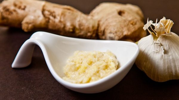 Trị sâu răng bằng tỏi và gừng