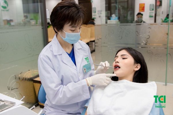 Giá trồng răng cửa hiện nay có thể dao động từ vài trăm nghìn cho tới vài chục triệu đồng/răng.