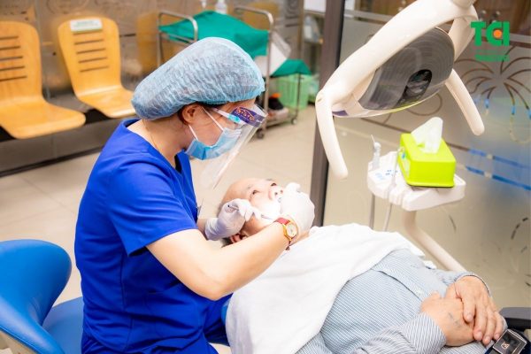 Tuân thủ lịch tái khám sau khi niềng răng theo hướng dẫn của bác sĩ nha khoa