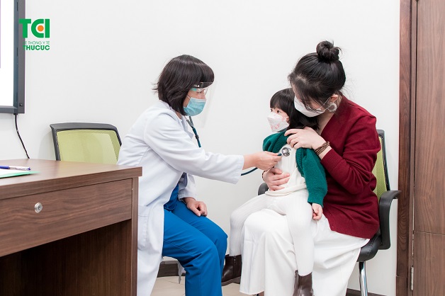 Thăm khám, điều trị tay chân miệng cấp độ 1 cho trẻ