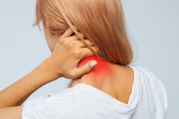 Dấu hiệu thoái hóa cột sống cổ ở những người trẻ tuổi