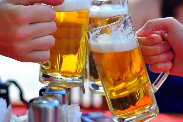 Nên kiêng rượu bia, thuốc lá đối với người bị thoái hóa cột sống cổ