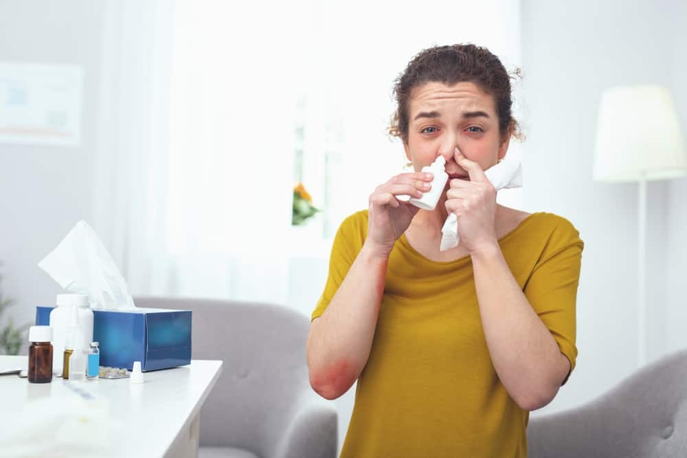 Thuốc kháng sinh, thuốc thông mũi dạng nhỏ hoặc xịt, thuốc corticorid là nhóm thuốc điều trị viêm mũi dị ứng phổ biến