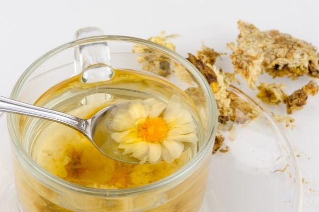 Người bị mất ngủ uống gì - Trà hoa cúc