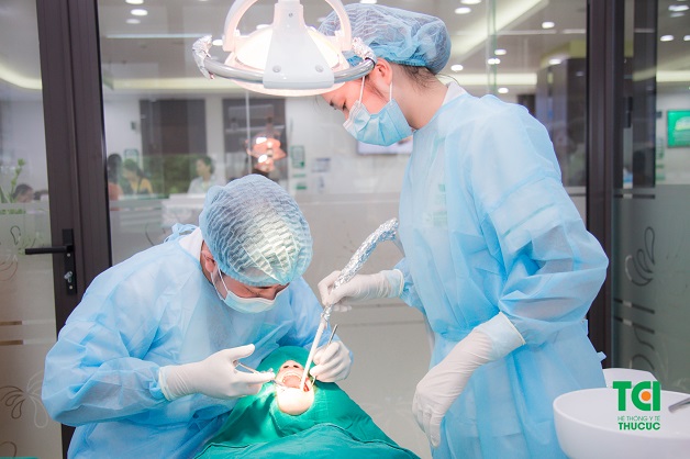 Trồng răng giả đòi hỏi người thực hiện phải là các bác sĩ có chuyên môn cao, giàu kinh nghiệm