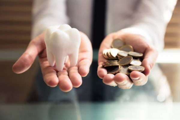 Chi phí trồng răng sứ bao nhiêu tiền tùy thuộc vào phương pháp mà bạn lựa chọn thực hiện