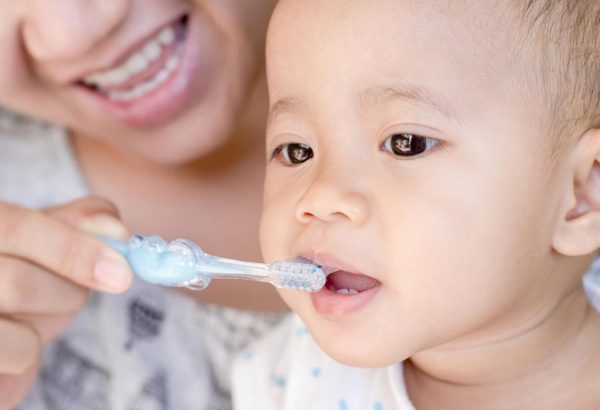 Đồng thời, cha mẹ cũng cần phải hướng dẫn trẻ cách vệ sinh răng miệng mỗi ngày.