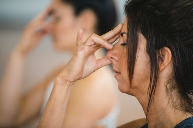 Bài tập hít thở Nadi Shodhana Pranayama giúp ngủ ngon