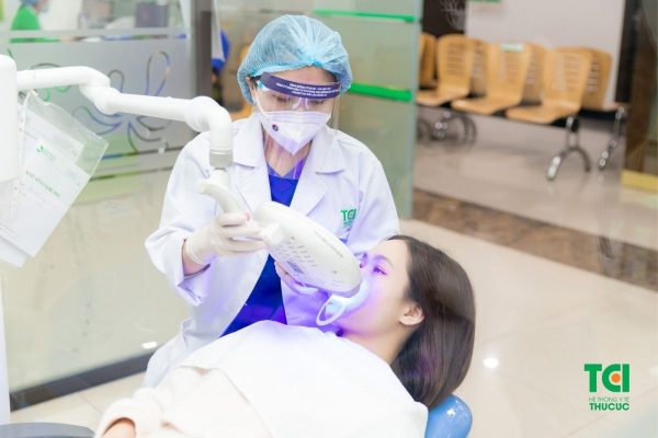 Tẩy trắng răng sử dụng các chất oxy hóa và năng lượng ánh sáng để tạo nên phản ứng phá vỡ các chuỗi phân tử màu trong ngà răng