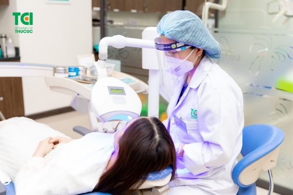Tùy vào tình trạng răng miệng, bác sĩ sẽ tư vấn phương pháp làm sáng răng phù hợp để đạt hiệu quả tối ưu.