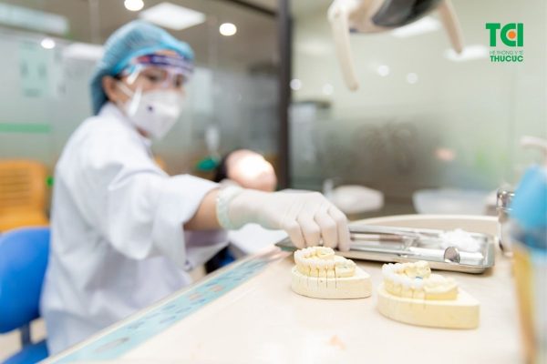 Quy trình bọc sứ thẩm mỹ được đánh giá là an toàn khi được thực hiện bởi bác sĩ nha khoa chuyên môn cao với công nghệ hiện đại
