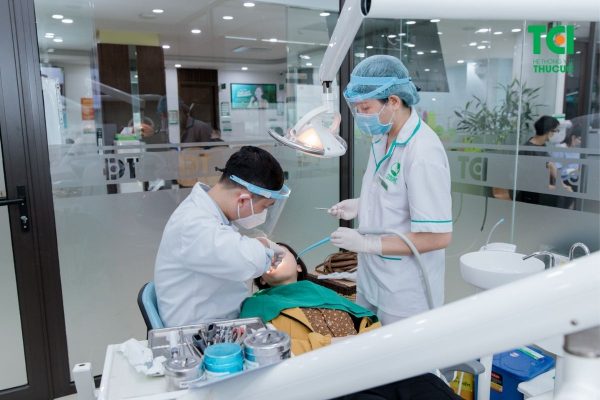 Tới nha khoa để được các bác sĩ tư vấn các cách điều trị viêm chân răng hiệu quả