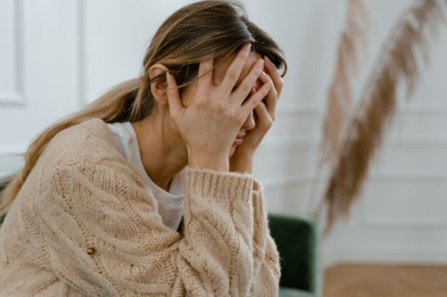 Căng thẳng thần kinh là một trong những nguyên nhân gây mất ngủ.