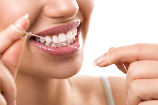 Chăm sóc răng số 8 sau khi nhổ đúng cách bằng việc chải răng nhẹ nhàng, sử dụng chỉ nha khoa để loại bỏ thức ăn thừa trong kẽ răng...