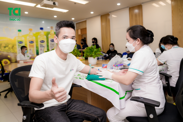 lấy máu xét nghiệm tại công ty