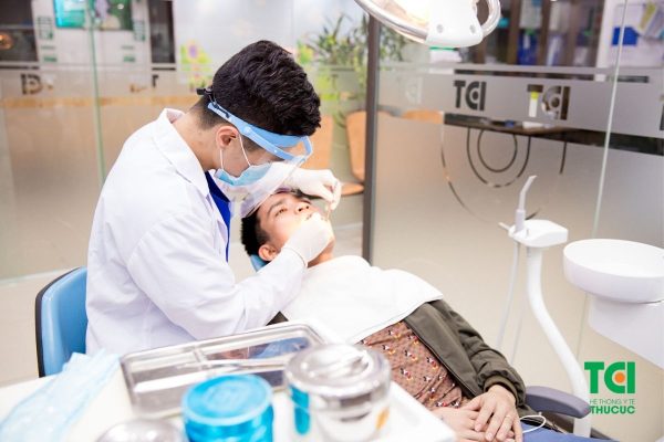 Thăm khám sức khỏe răng miệng định kỳ thường xuyên hoặc ngay khi phát hiện các dấu hiệu bất thường để được điều trị kịp thời