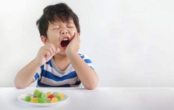 Một trong những dấu hiệu sâu răng thường gặp ở trẻ là đau răng khi nhai hoặc khi cắn thức ăn