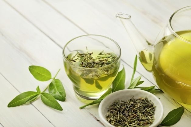 Bị mất ngủ uống trà gì - Trà xanh chứa caffeine thấp 