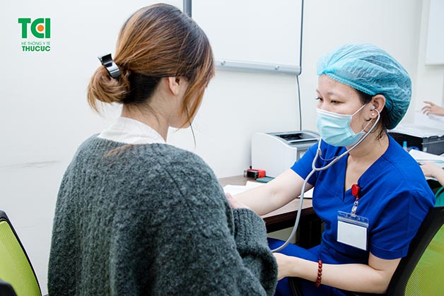 Cần thăm khám để biết rõ tình trạng và nguyên nhân bị rong kinh