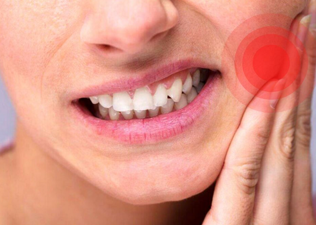Đau nhức răng là một trong những triệu chứng viêm quanh cuống răng thường gặp nhất