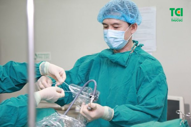 Phương pháp tán sỏi bằng laser qua da đường hầm nhỏ