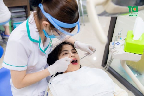 Thăm khám sức khỏe định kỳ và lấy cao răng thường xuyên để làm sạch răng miệng, ngăn ngừa các bệnh lý