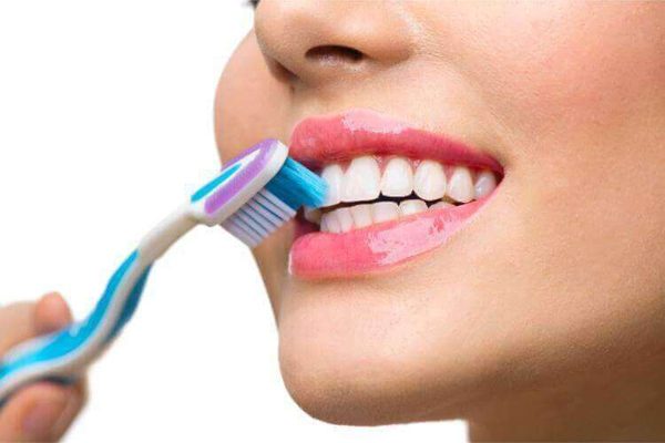 Đánh răng giúp loại bỏ thức ăn thừa sau khi ăn uống, đặc biệt là ở những vị trí khó có thể làm sạch nếu chỉ súc miệng đơn thuần như kẽ răng