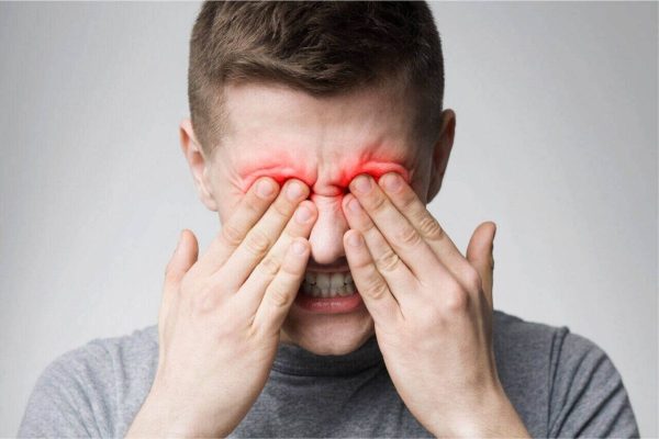 Dấu hiệu bị tăng nhãn áp thường thấy ở người bệnh là đau nhức mắt, nhìn mờ, khó nhìn rõ đồ vật...