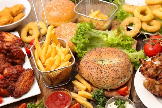 Thức ăn nhanh là thực phẩm gây mất ngủ