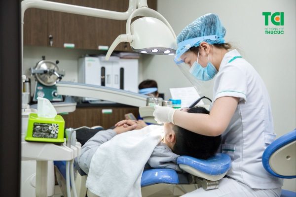 Bọc răng sứ nên được thực hiện tại cơ sở nha khoa uy tín để còn đảm bảo an toàn, hiệu quả phục hình thẩm mỹ cho răng